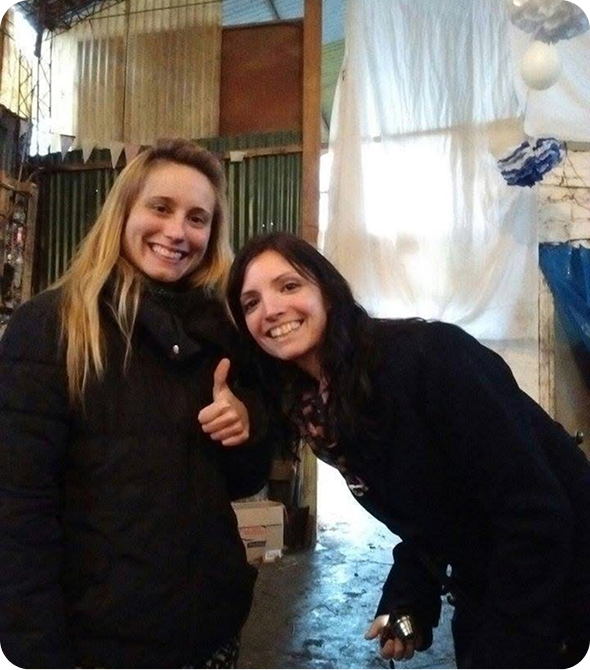 Dos personas sonriendo y haciendo thumbs up